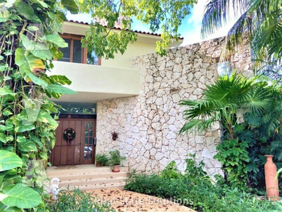 Casa En Venta De 4 Recámaras, Piscina, Estudio, Frente Parque, Residencial Campestre, Cancún