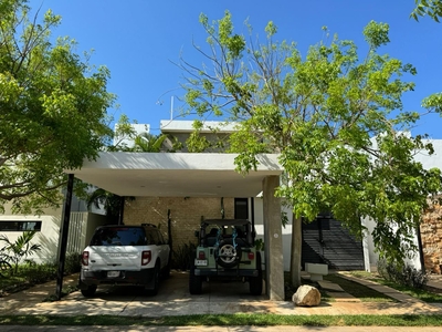 Doomos. CASA EN RENTA AMUEBLADA EN PRIVADA CON PANELES SOLARES Y ALBERCA, CHOLUL, MERIDA