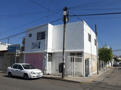 Propiedad Con Dos Departamentos Y Local Comercial En Zona Céntrica De Querétaro