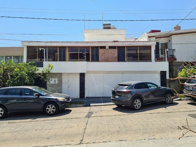 Amplia casa en venta en Colonia Altamira, Zapopan, ¡una oportunidad imperdible!