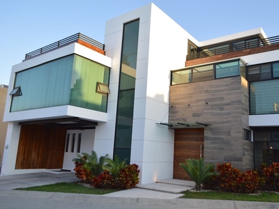 Casa 5 Habs y Roof Garden, en coto Altavista, Zapopan