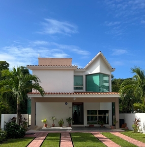 Casa en Venta de 3 recámaras con alberca privada en Playa del carmen