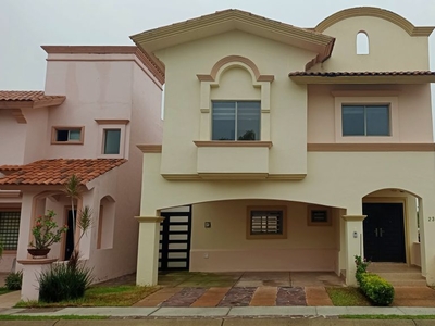 CASA EN VENTA EN FRACC. VILLA CALIFORNIA