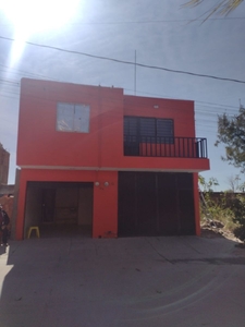 Amplia casa en venta en Tesistán con local comercial