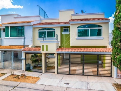 CASA EN VENTA PRIMERA SECCIÓN BUGAMBILIAS