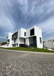 Gran casa en PRE-VENTA en Puerta Las Lomas ¡Con Hermosa Viasta!