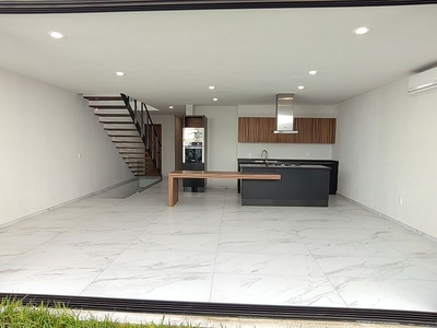 Estrena casa en venta en coto con alberca en Valle Imperial Zapopan