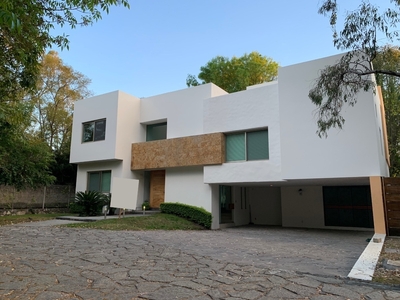 HERMOSA RESIDENCIA DE DISEÑADOR DENTRO DE COTO ARAUCA I