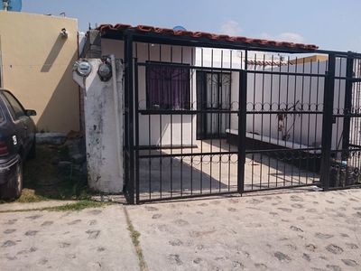 SE VENDE CASA UNIFAMILIAR RECIEN REMODELADA EN LOMAS DEL SUR