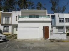 VENDO HERMOSA CASA EN FRACC. RESIDENCIAL DEL BOSQUE EN VERACRUZ.