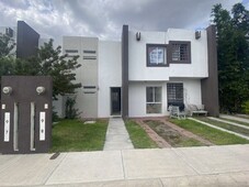 Casa de remate bancario con escrituras y posesión en Querétaro