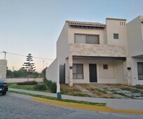 casa renta amueblada super equipada 3 recámaras amplio jardín esquina zona sur capellanía residencial león gto