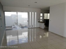 venta casa con sala de tv y estudio adicional - calle abierta el refugio lt