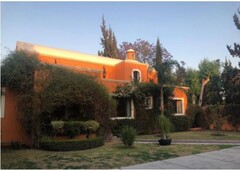 venta de casa estilo colonial con alberca y hermoso jardin en jurica, querétaro.