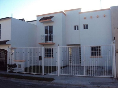 Bonita casa en renta al sur en fraccionamiento privado