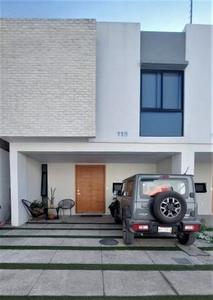 Casa con 5 estacionamientos dentro de coto con alberca en el Fortin