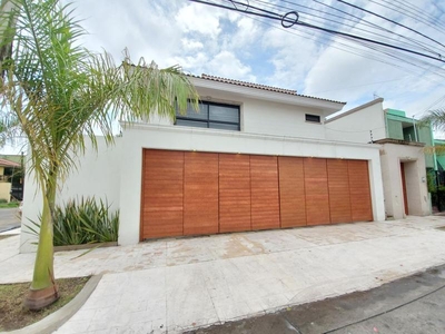 Casa en Venta en Bosques de la Victoria, Gdl