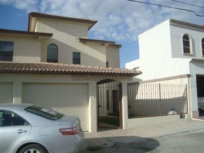 MUY BONITA CASA EN RESIDENCIAL PRIVADO EN VENTA O RENTA