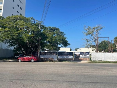 Terreno en venta en Mérida sobre avenida - Fraccionamiento Campestre