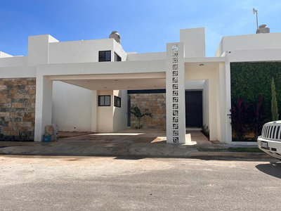 Casa En Renta En Mérida, 3 Recámaras, Una En Planta Baja, Re