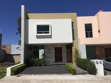 casa en av. principal con terraza dentro de privada