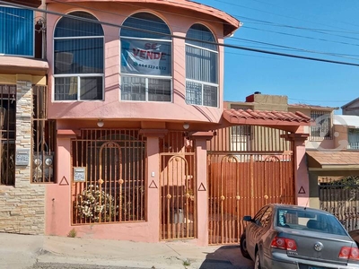 VENDO CASA AMPLIA EN LOMAS DE LA PRESA