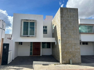 Bonita residencia en el condominio Porta Magna, en Jardines Vallarta, Zapopan