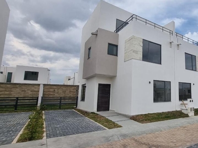 Doomos. CASA NUEVA EN RENTA MALAGA FRACC. VILLAS DEL CAMPO EN CALIMAYA A 15 MTOS GALERIAS METEPEC