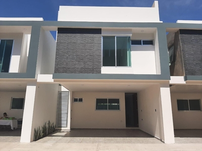 Doomos. Casa en venta en ALTABRISA en Mérida,Yucatán
