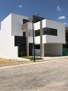 Doomos. Casa en Venta en Parque Querétaro en Lomas de Angelópolis