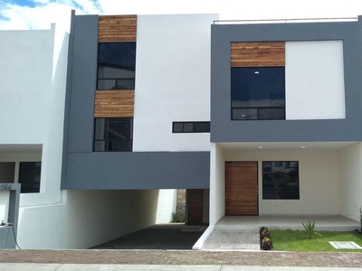 Doomos. Se Vende Hermosa Residencia en Colinas de Juriquilla, T. 200 m2, C.350 m2, Lujo.
