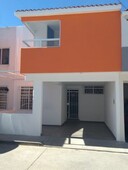 venta casa centrica, pedro moreno y rio santiago, privada.