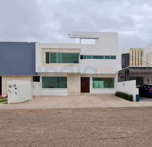 Casa En Venta En Lomas De Juriquilla, Estudio Con Baño Completo En Planta Baja, Seguridad