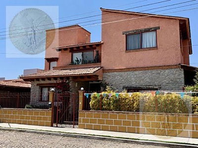 Doomos. Casa en Fraccionamiento Residencial Haciendas de Tequisquiapan