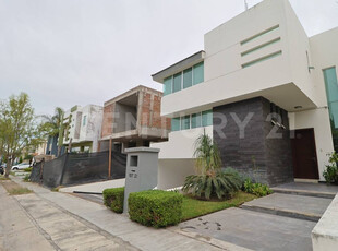 Casa En Venta, En Fracc. Casa Fuerte, Tlajomulco De Zúñiga, Jalisco.