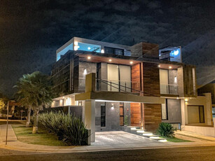 Residencia Hermosa En Esquina En Lomas De Juriquilla, Jardín