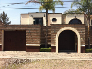 Se Vende Residencia En Jurica, Terreno De 525 M2, 600 M2 De