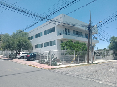 Edificio Oficinas Renta Corregidora, Clinica Academia 30 Estacionamientos