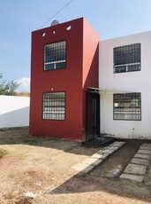 Doomos. Casa en Venta en Fracc.ionamiento San José al Sur de Pachuca Hidalgo con Terreno Excedente - Privadas Don Jaime