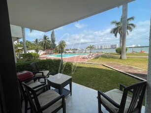 Doomos. Departamento en Venta en Zona Hotelera, Cancun Condominio Bay View Grand, Pok Ta Pok