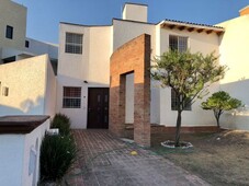 Casa en venta, frente a plaza de toros Santa Maria