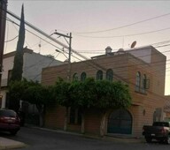 Loma Linda céntrica casa colonial sobre calle en esquina