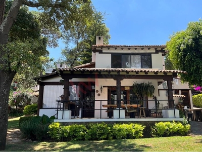 CASA EN VENTA EN VALLE DE BRAVO DENTRO DE UN CONDOMINIO EN LA ZONA DE AVÁNDARO