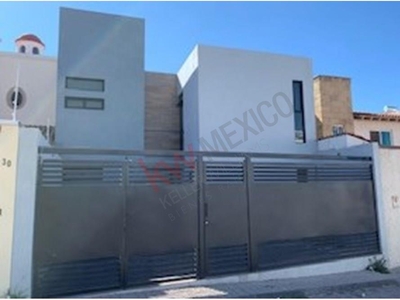 CASA RECIÉN REMODELADA, LISTA PARA ESTRENAR, MILENIO III, QUERETARO, RECAMARA EN PLANTA BAJA 253 m2.