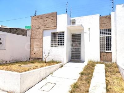 Casa semi-mueblada en renta en Col. Jazmines, Colima, Colima