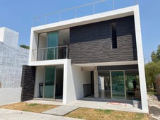 CASA EN VENTA en LOMALTA. Recámara en planta baja, 4 baños completos y Roof Deck