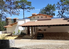 Casa venta Valle de Bravo nueva jardín alberca bosque Avandaro