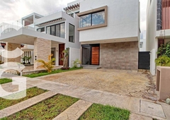 Casa en Venta en Cancun en Residencial Aqua con alberca y Jardin