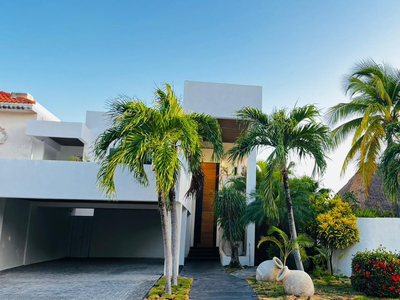 Casa En Renta, Isla Dorada Zona Hotelera, Cancún. Hcs6501