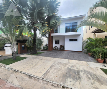 Casa En Venta/renta, 4 Recámaras, Estudio, Piscina, Residencial Cumbres, Cancún.